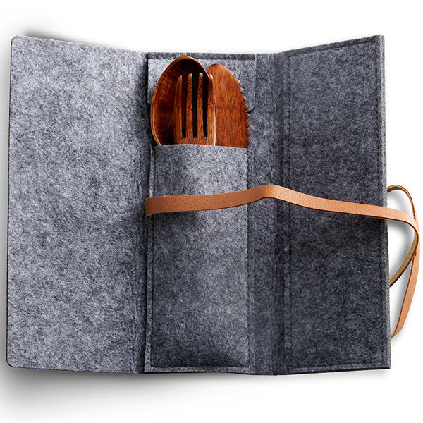 Bestikksett i tre med filt futteral