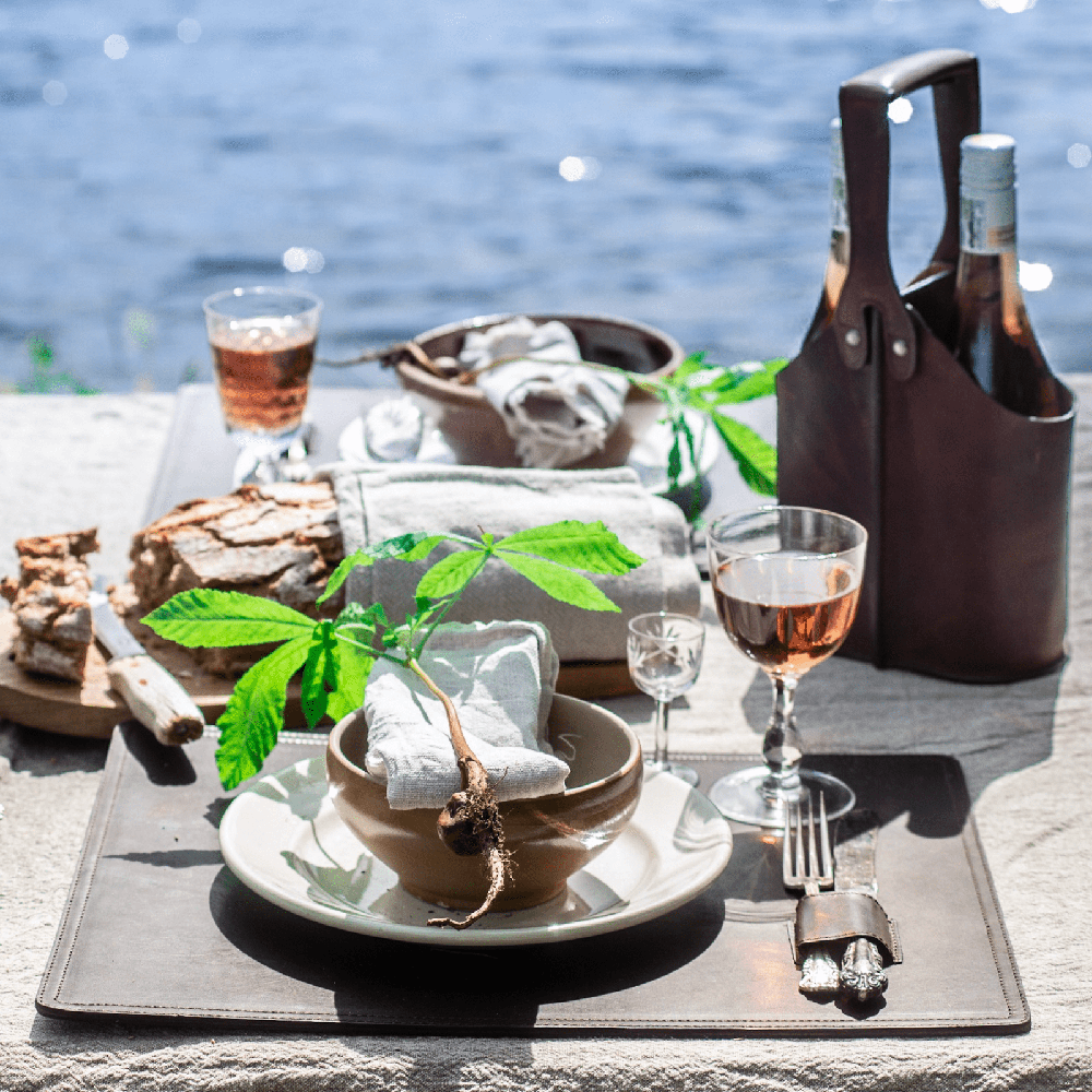 Vinflaskeholder i skinn til 2 flasker